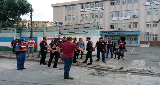 İstanbul Polisi ile İstanbul Jandarmasından okul önlerinde ortak uygulama