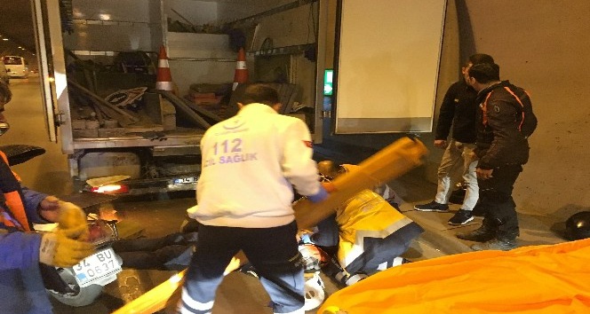 Dolmabahçe Tüneli’nde motosiklet işçilerin arasına daldı: 2 yaralı