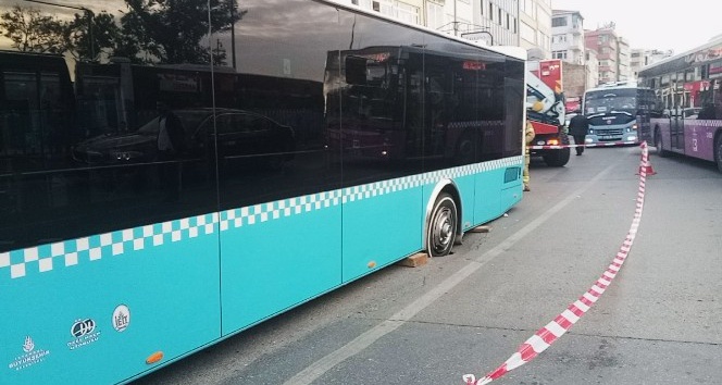 Kadıköy’de yol çöktü, özel halk otobüsünün tekeri içine düştü