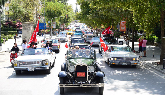 Klasik otomobillerle köprüde “Yaşasın Cumhuriyet” konvoyu!
