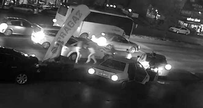 Taksiciye tekme-tokat saldırı kamerada