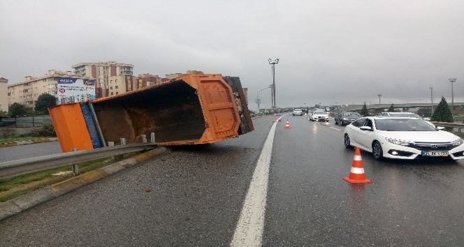 Kadıköy’de yağış nedeniyle kayganlaşan yol çarpışan araba pistine döndü