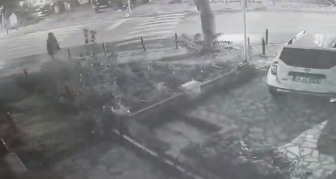 Kadıköy’de muhtarlığa saldıran şahıslar kamerada