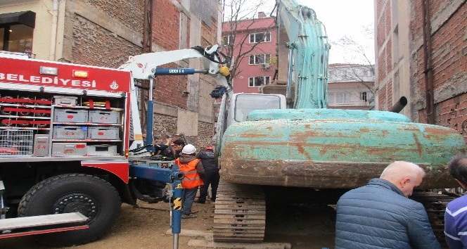 Kadıköy’de vatandaş yaklaşık 10 metrelik çukura düştü