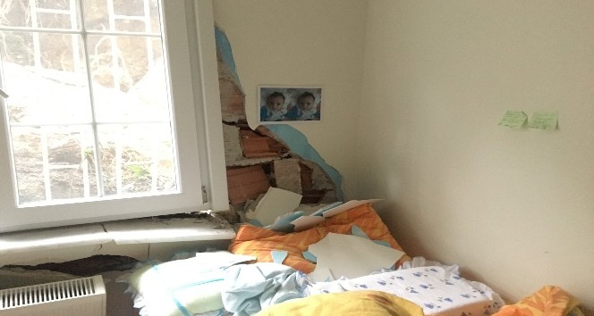 İstinat duvarı çöktü, bir ev zarar gördü