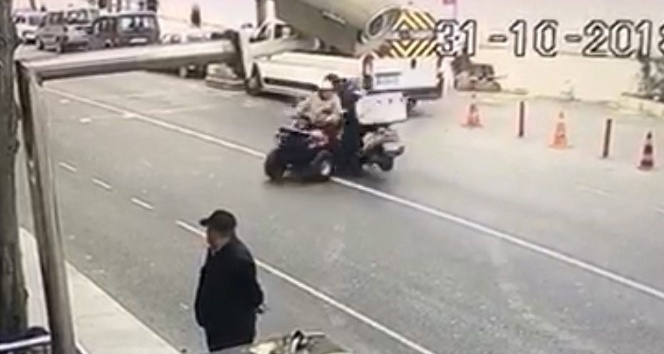 ATV’ye çarpan motosiklet böyle takla attı
