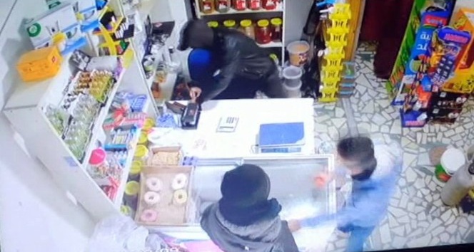 Market çalışanına bıçak çeken gaspçılar kayıplara karıştı