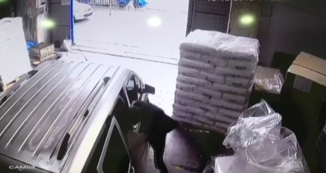 Tır’dan ‘iç çamaşırı’ çalan hırsızlar, son işlerinde polise yakalandı