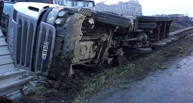 İstanbul’da zincirleme kazada hafriyat kamyonu devrildi