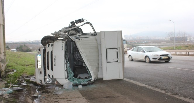 Tuzla’da kamyonet devrildi: 1 yaralı