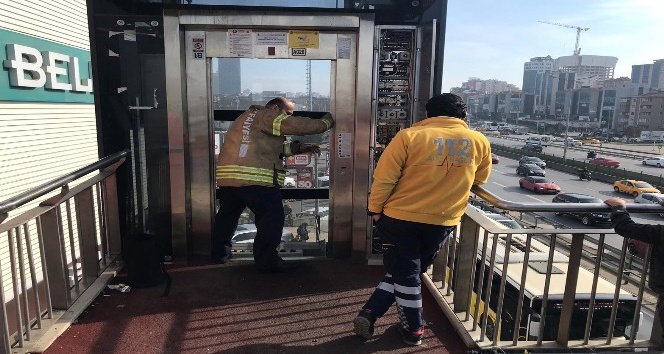 Kadıköy’de üst geçitteki asansörde mahsur kaldılar