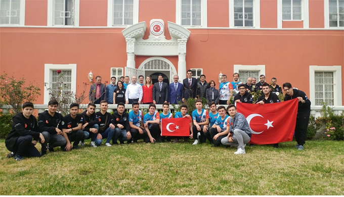 Kartal Belediyesi’nden robot yarışmasına katılan 2 türk takımına destek