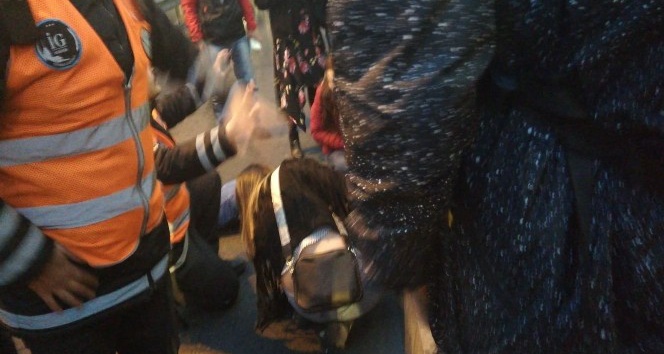 Metrobüs yolcuya çarptı : 1 yaralı