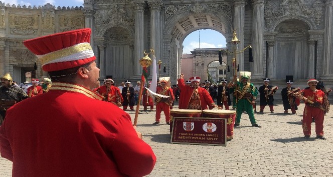 Dolmabahçe Sarayı’nda mehter konserine turistlerden yoğun ilgi
