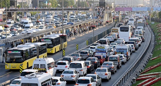 Trafikte kalmak İstanbulluya pahalıya mal oluyor