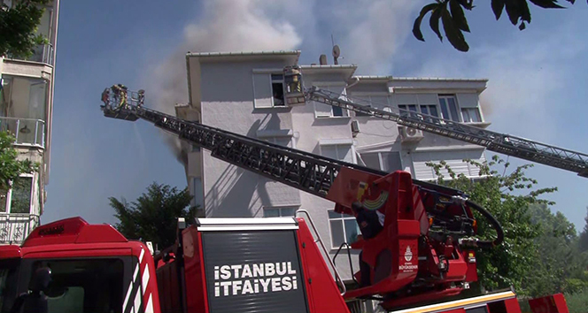 Kadıköy’de 4 katlı binada yangın