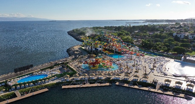 İstanbul’un en büyük su parkı Tuzla’da açıldı