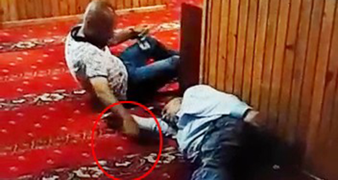 Karaköy’de camide uzanma numarası yaptı, uyuyan şahsın telefonunu böyle çaldı