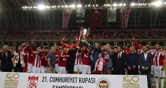 Sivasspor, Fenerbahçe’yi yenerek Cumhuriyet Kupasının sahibi oldu