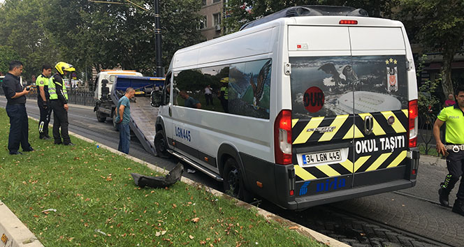 İstanbul’da alkollü servis minibüsü şoförü tramvay yolunda kaza yaptı