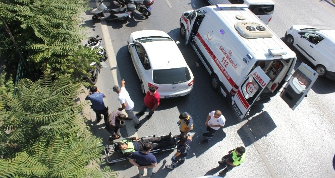 Kadıköy’de motosikletli trafik polisi, önündeki aracın kapısının aniden açılmasıyla kaza yaptı