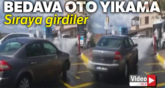 İstanbul’da patlayan su borusunu sürücüler fırsata çevirdi