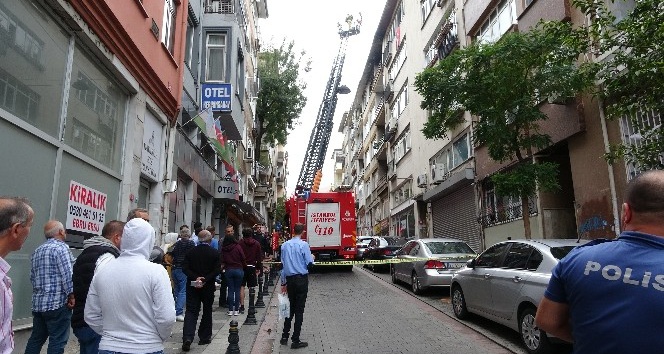 Kadıköy’de 5 katlı bina alev alev yandı