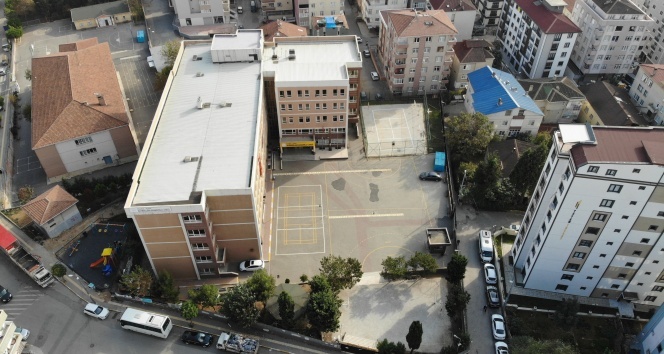 İstanbul’da lise öğrencisi, sınava girmemek için 2. kattan atladı