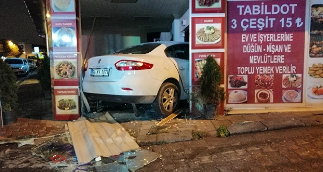 Kadıköy’de dükkana giren otomobil ortalığı savaş alanına çevirdi
