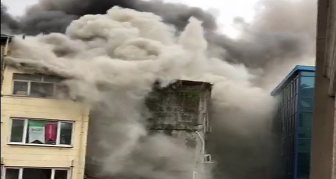Kırtasiye malzemeleri satan 4 katlı binada yangın çıktı