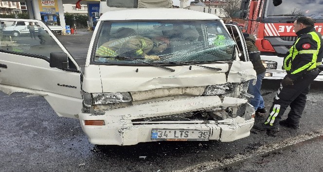 El freni çekilmeyen minibüs zincirleme kazaya yol açtı: 6 yaralı