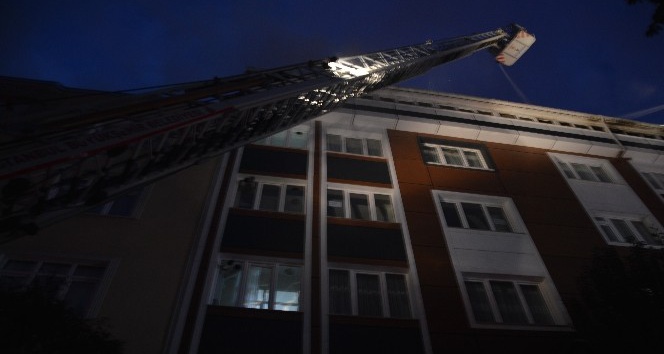 4 katlı apartmanın çatısında yangın çıktı