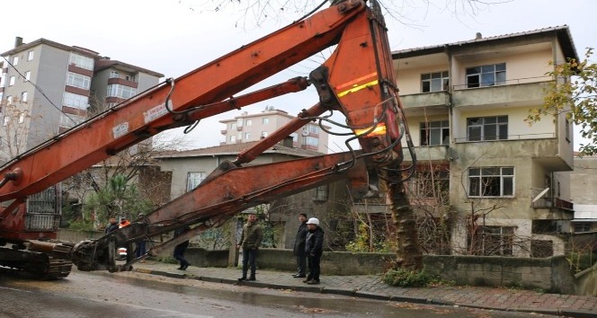 Kartal’da metruk yapıların yıkımı devam ediyor