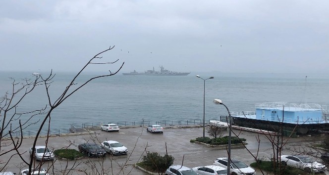 Kadıköy açıklarında demirleyen Rus savaş gemisi görüntülendi