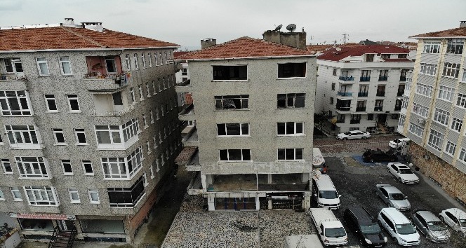 Depremde hasar görüp boşaltılan binalar akıbetini bekliyor