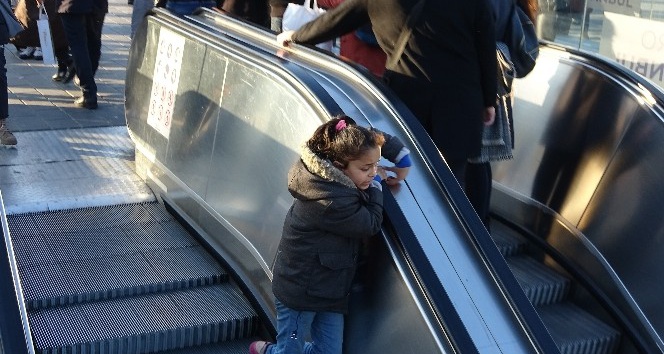 Çocukların yürüyen merdivenlerdeki tehlikeli oyunu