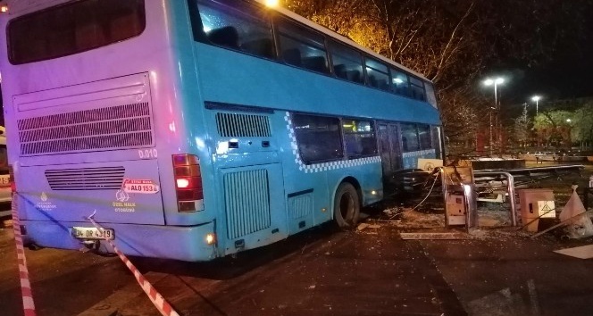 Kartal’da özel halk otobüsü kaza yaptı: 5 yaralı