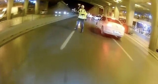 Trafikte terör estiren motosikletli, polisin üzerine sürüp kaçtı