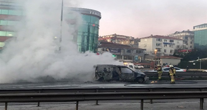 Maltepe D-100 Karayolu’nda seyir halindeki araçta yangın çıktı