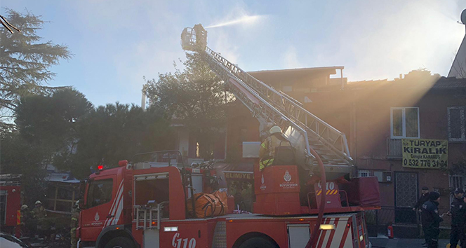 Kadıköy Koşuyolu’nda çıkan yangında 1 restoran ve 2 evin çatısı kül oldu