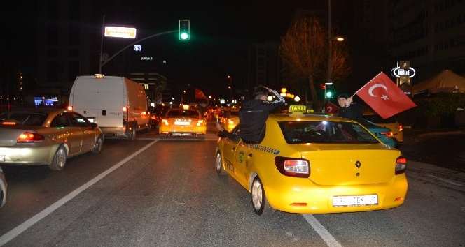 Taksiciler, şehit olan Mehmetçiklere destek için konvoy düzenledi