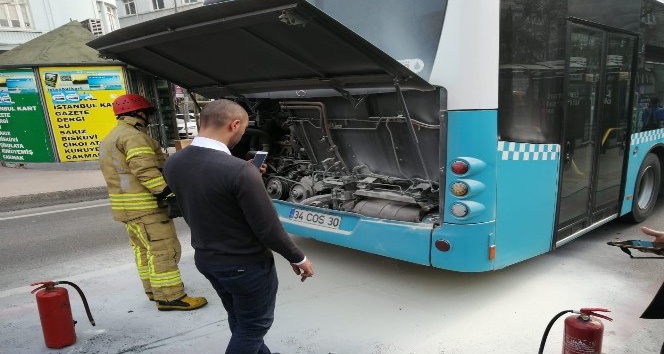 İETT otobüsünün motor kısmında yangın çıktı