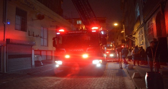 Sekiz katlı apartmanda yangın çıktı
