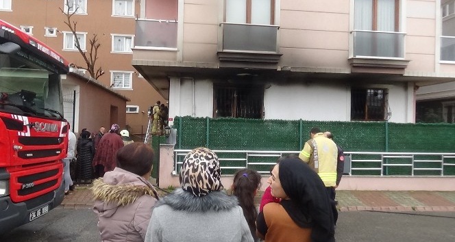 Alev alev yanan eve vatandaşlardan hortumla müdahale
