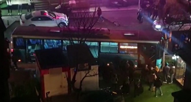 Freni boşalan içi yolcu dolu halk otobüsü ağaca çarparak durabildi