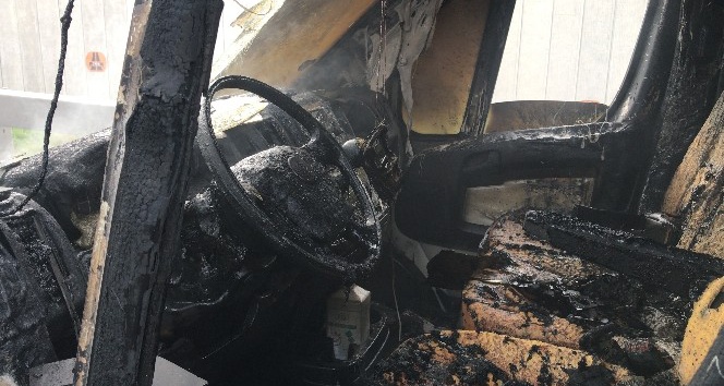 TEM Otoyolunda kapalı kasa minibüs alev alev yandı