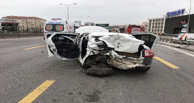 Kadıköy’de hatalı geçiş yapan otomobil sürücüsü kazaya neden oldu