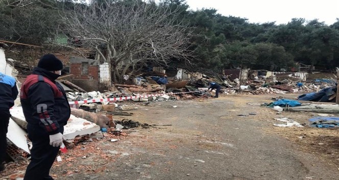 Burgazada’da bulunan kaçak ahırlar yıkıldı