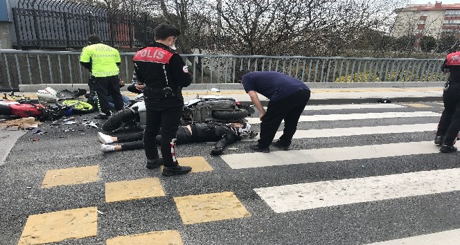 Seyir halinde olan 2 motosiklet sürücüsü, kafa kafaya çarpıştı
