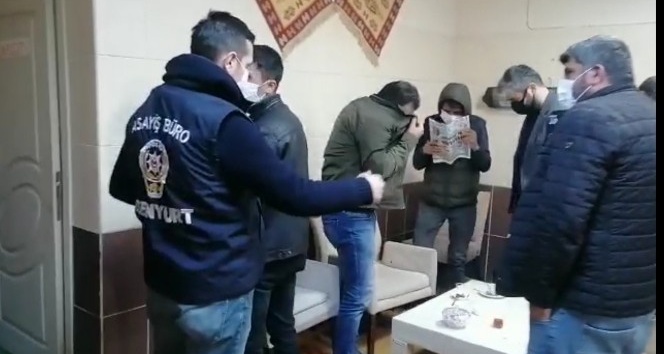 Ruhsatsız kafeye baskın yapıldı, 10 kişiye 3 bin 150’şer lira ceza
